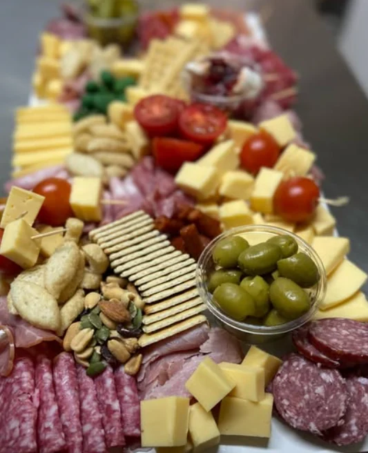 Tabla clásica de quesos, embutidos y aceitunas