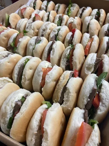 Servicio de mini sándwiches para evento o empresa